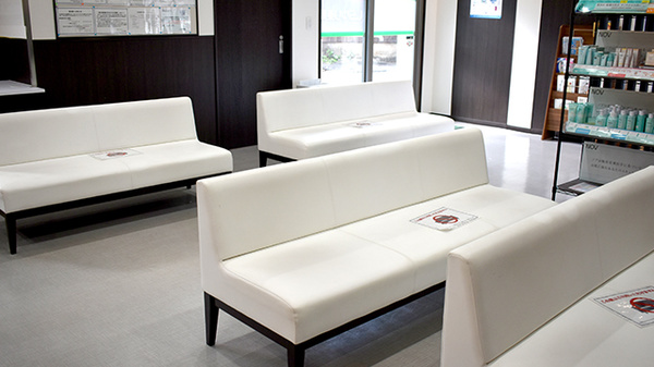 しらゆり薬局の待合スペース
