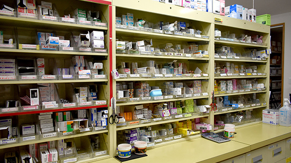 しらゆり薬局の薬棚