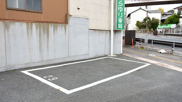 しらゆり薬局の駐車場