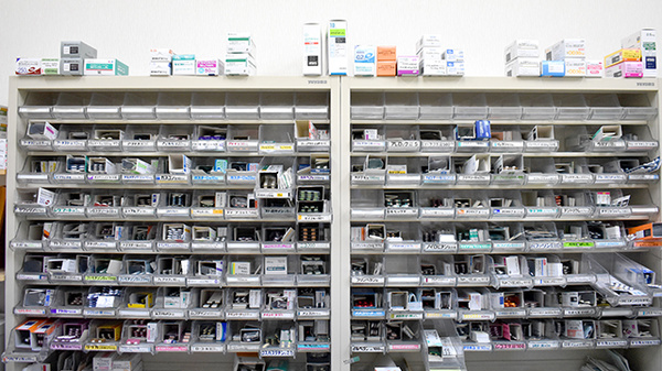 フラワー薬局菊川店の薬棚