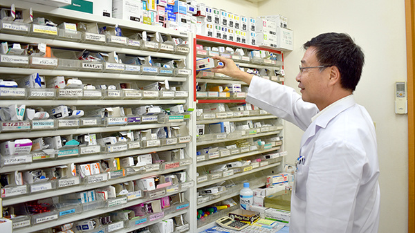 アイテル薬局幡生店の作業風景