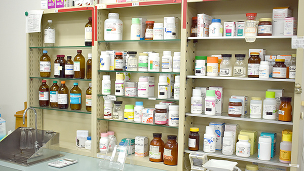 あずさ薬局の薬棚