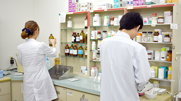 あずさ薬局の作業風景