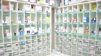 トマト薬局の薬棚