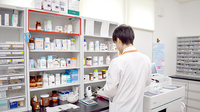 仁成堂薬局　阿知須店の作業風景