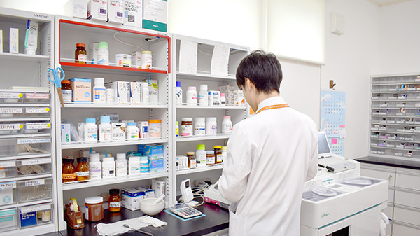 仁成堂薬局　阿知須店の作業風景