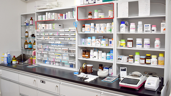 仁成堂薬局　阿知須店の薬棚