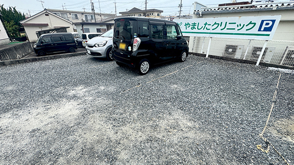 おづ薬局の駐車場