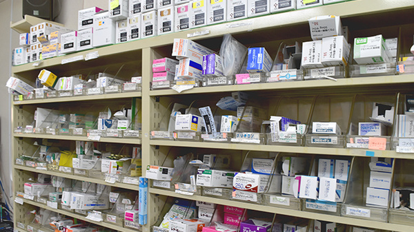 今津一丁目薬局の薬棚