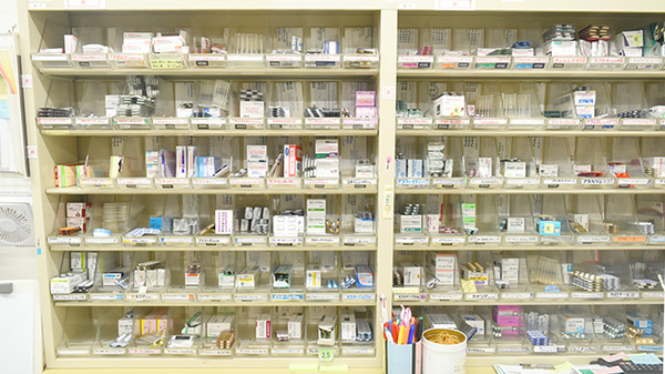 れもん薬局の薬棚