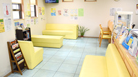 トマト調剤薬局 末広店の待合スペース
