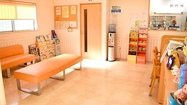 トマト調剤薬局 千代ケ丸店の待合スペース
