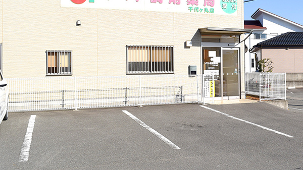 トマト調剤薬局 千代ケ丸店の駐車場