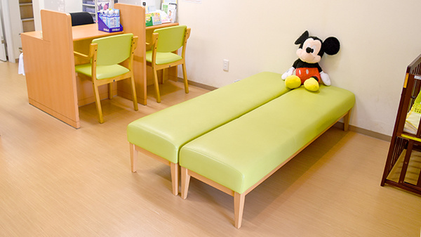 トマト調剤薬局 応神店の待合スペース