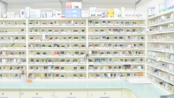 キリン堂薬局　田宮店の薬棚