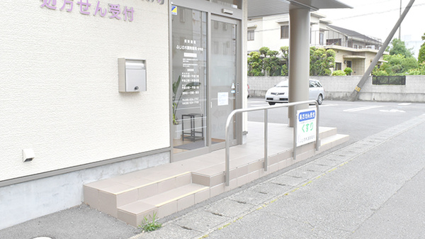ふじの木調剤薬局安宅店の入口