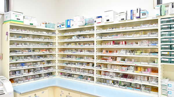 トマト調剤薬局 入田店の薬棚