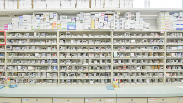 キリン堂薬局　鳴門店の薬棚