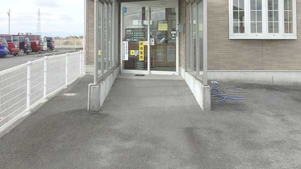 トマト調剤薬局 大津店の入口