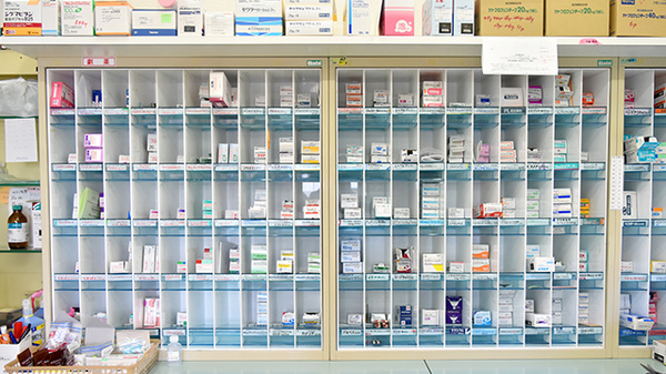 トマト調剤薬局 立江店の薬棚