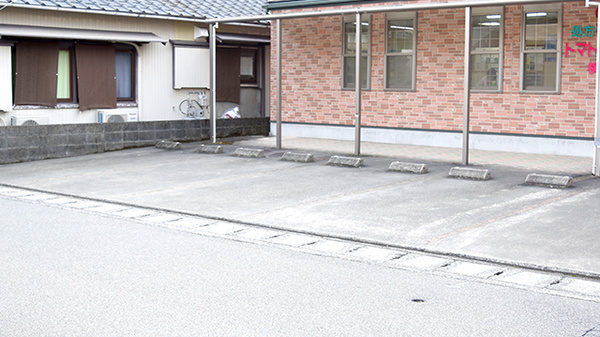 トマト調剤薬局 横須店の駐車場