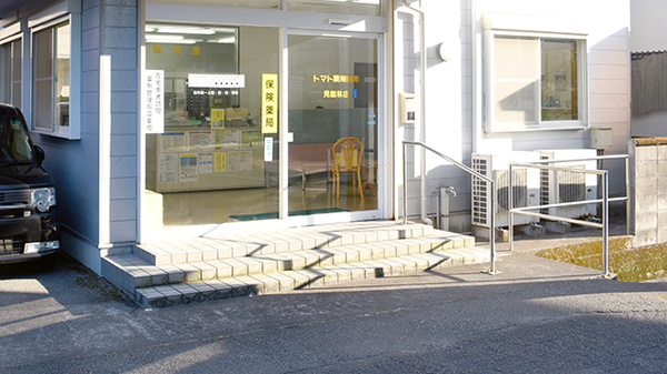 トマト調剤薬局 見能林店の入口