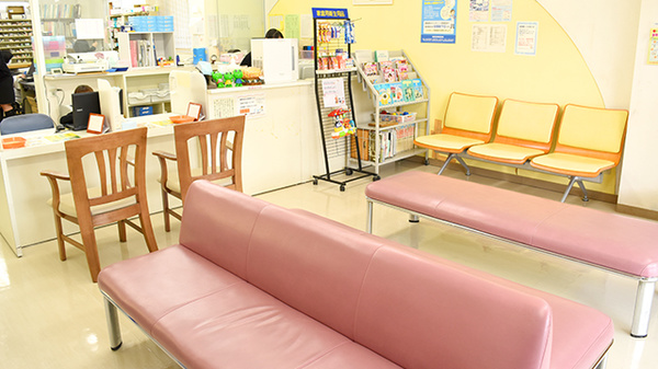 トマト調剤薬局 日開野店の待合スペース