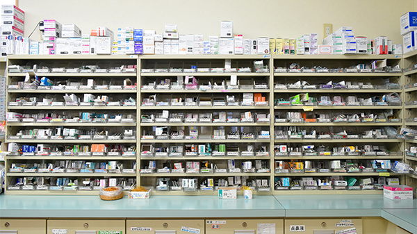 トマト調剤薬局 宮倉店の薬棚