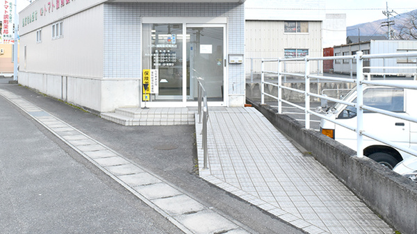 トマト調剤薬局 美馬店の入口
