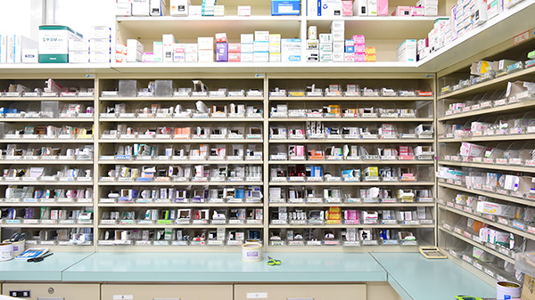 トマト調剤薬局 美馬店の薬棚