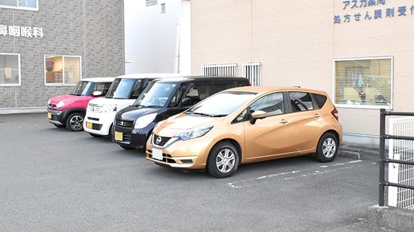 アスカ薬局の駐車場