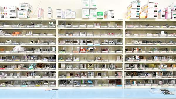 トマト調剤薬局 勝浦店の薬棚