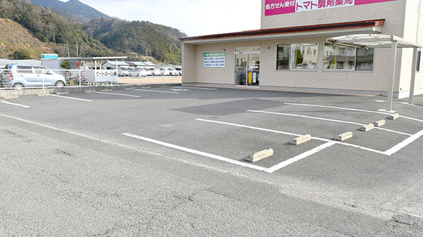 トマト調剤薬局 勝浦店の駐車場