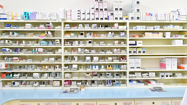 トマト調剤薬局 知恵島店の薬棚