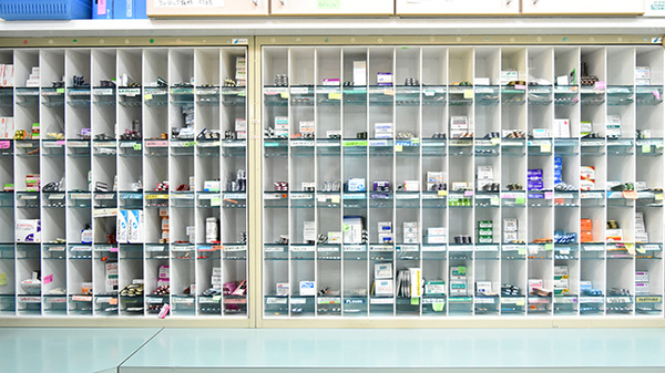 有限会社ライム調剤薬局の薬棚