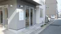 ダイヤ薬局花園店の入口