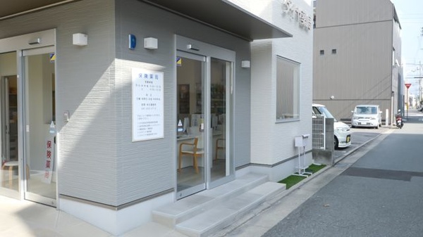 ダイヤ薬局花園店の入口