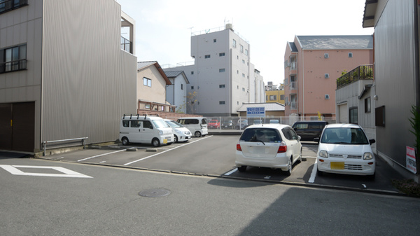ダイヤ薬局花園店の駐車場