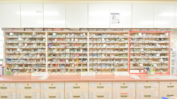 虹調剤薬局高松南店の薬棚