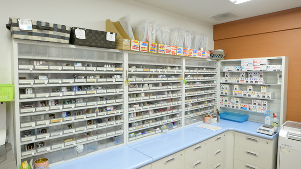 日本薬局番町店の薬棚