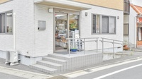 虹調剤薬局寺井店の入口