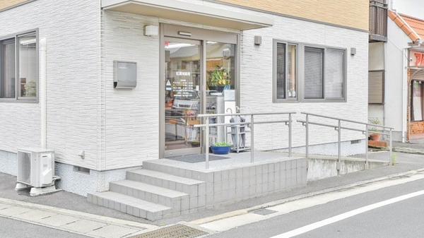 虹調剤薬局寺井店の入口