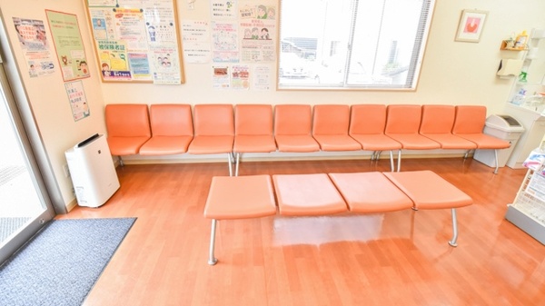 虹調剤薬局寺井店の待合スペース