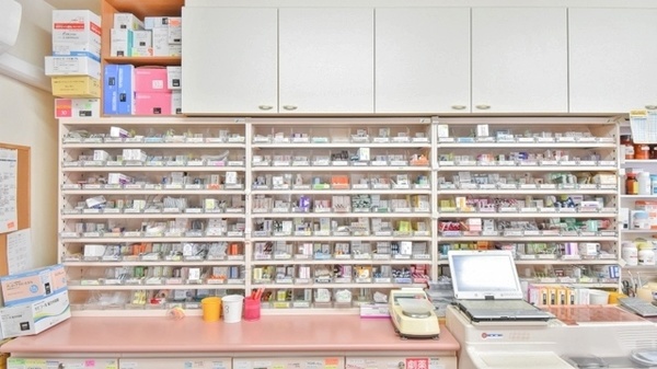 虹調剤薬局寺井店の薬棚