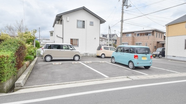 虹調剤薬局寺井店の駐車場