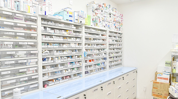 高松紺屋町薬局の薬棚
