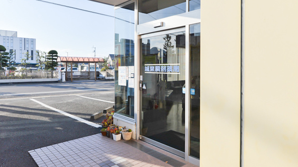 城東調剤薬局の入口