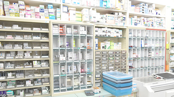コスモ調剤薬局柞原店の薬棚