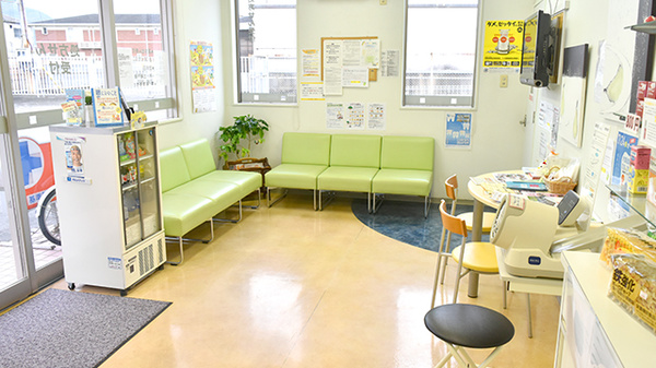 有限会社　正木薬局　川原店の待合スペース