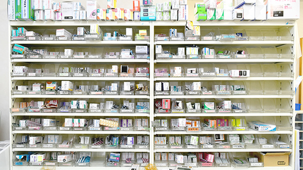 京町薬局　山北店の薬棚